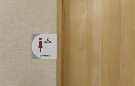 女性と男性用の更衣室完備